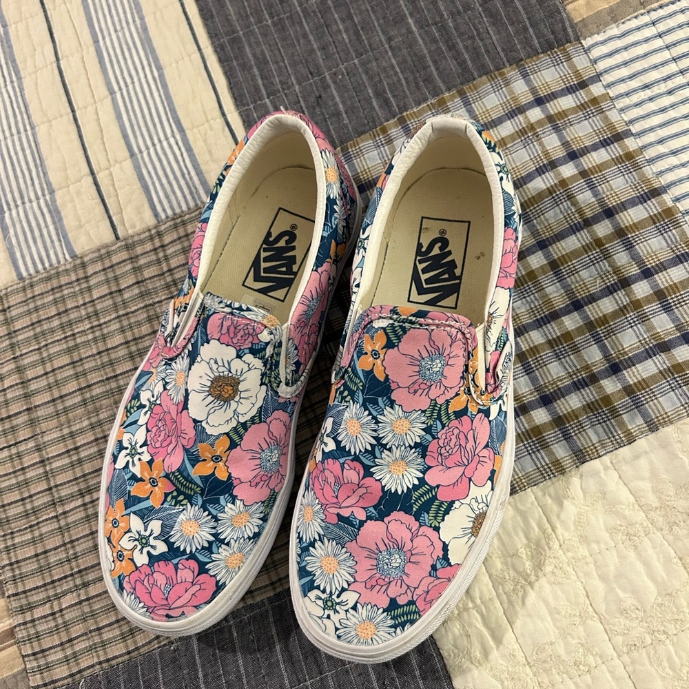 Vans floral slip-on shoes
Worn twice 
Women’s Size 7 
Men’s size 5.5